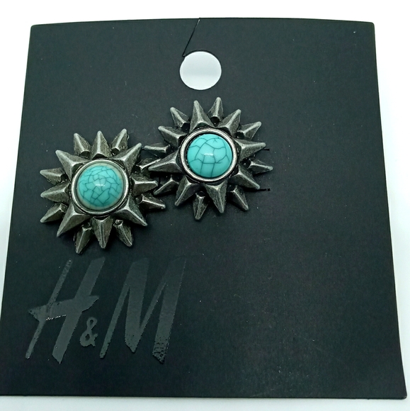 🦋New H&M Earrings Studs - Picture 2 of 2